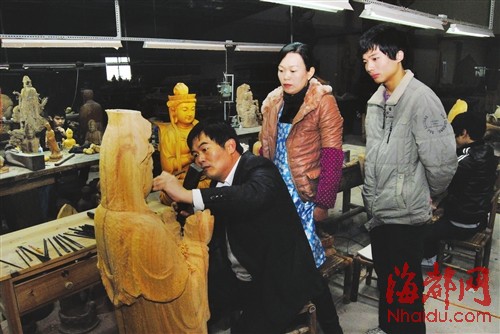 工艺美术师吴文忠正在传授木雕技艺