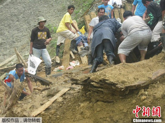 菲律宾山体滑坡已致25死150人失踪(组图)