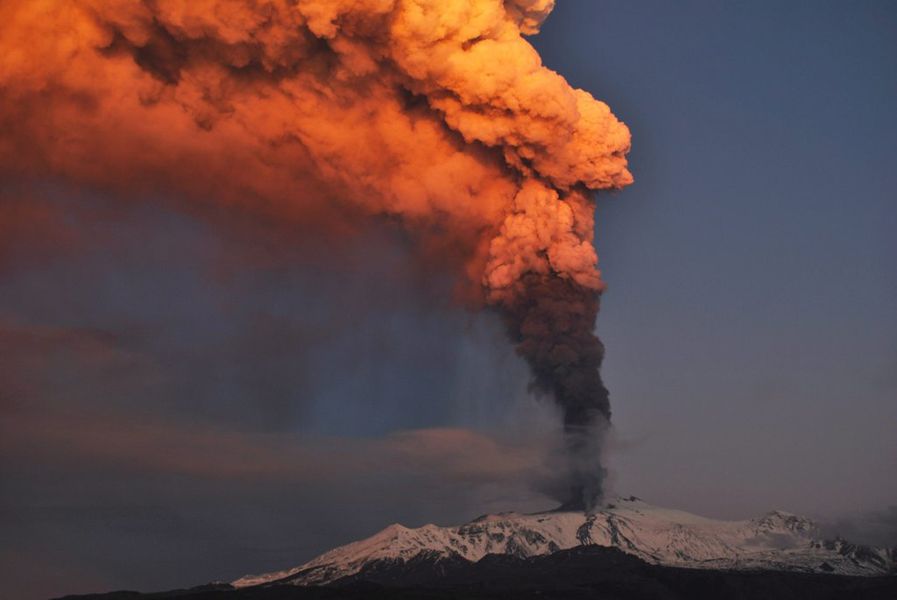 据卡塔尼亚地球物理和火山学研究所观测称,岩浆是从埃特纳火山新形成