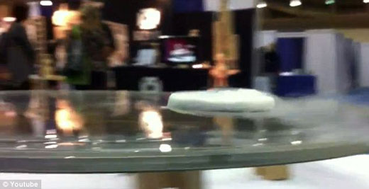 量子反重力能使小模型车悬浮在轨道上运行-