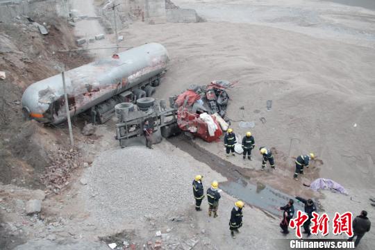 甘肃天水市境内5日下午发生油罐车侧翻事故。