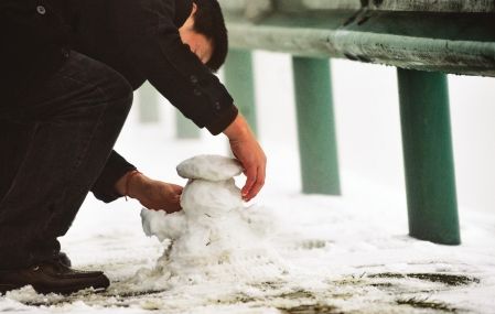 蒲虹公路边堆雪人