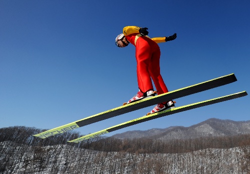 图文:冬运会跳台滑雪 长春队选手杨光在比赛中