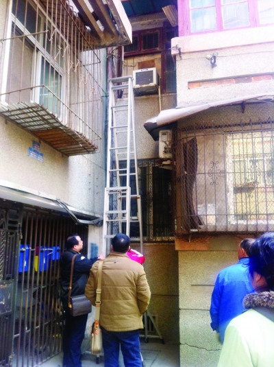 警方在现场模拟窃贼作案过程。记者尹勤兵 摄