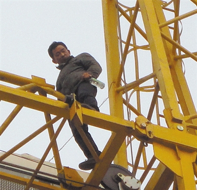工头爬30米塔吊欲求死 老板跑路工人讨薪无出