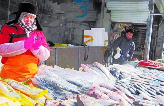 海里鱼少九成渔船回港 青岛海鲜价格一路上扬