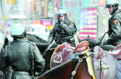 1月6日,骑警在纽约市曼哈顿时报广场巡逻.