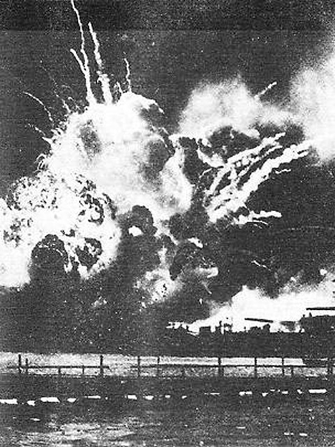 1941年12月7日夏威夷时间7点55分，从日本航空母舰上起飞的183架飞机偷袭了美国在太平洋上的最大基地珍珠港。