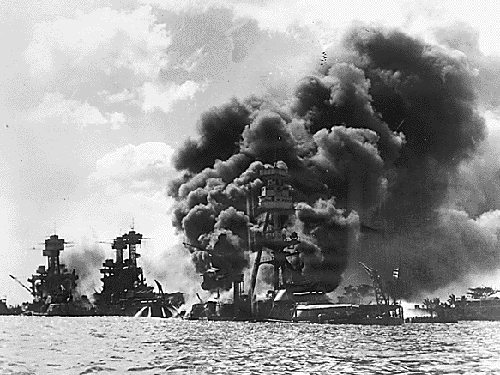 日本空袭后停泊在珍珠港的三艘美国战列舰“西弗吉尼亚”号、“田纳西”号、“亚利桑那”号在燃烧。
