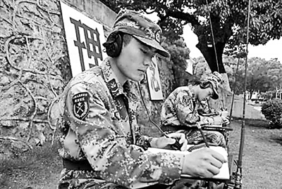 南京军区信息化条件下通信兵比武场,机上通话比赛正酣.