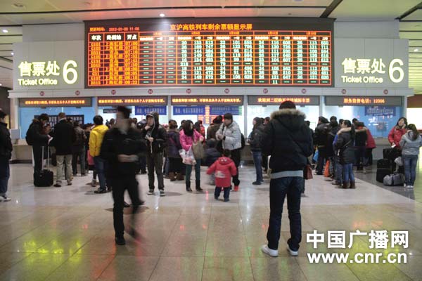为保证旅客安全回家,北京南站各检票口增派了民警和志愿者,图为8日