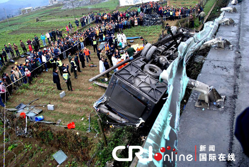 贵州大方县境内发生交通事故 4人死亡数十人受