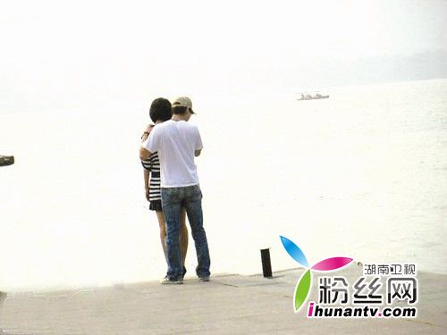 揭密朱丹十年坎坷情史 西湖拥抱陶喆街边亲吻