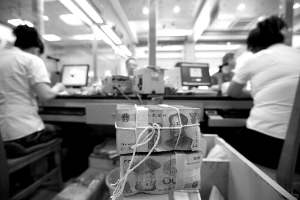 早在上次全国金融工作会议上国家便决定推行存款保险制度，但正好赶上全球金融 危机，因此这一制度建设有所推迟。眼下，这一制度终于将“修成正果”。CFP 图