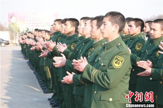 镇江市侨界人士组团赴武警镇江训练基地慰问官兵(组图