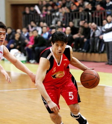 李晓勇   李晓勇是辽宁队为中国篮球贡献的一位响当当的国手.