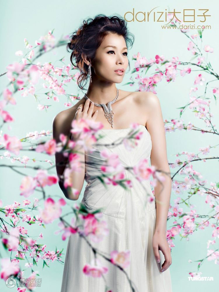 胡杏儿花丛时尚大片培养感情不急结婚(组图)