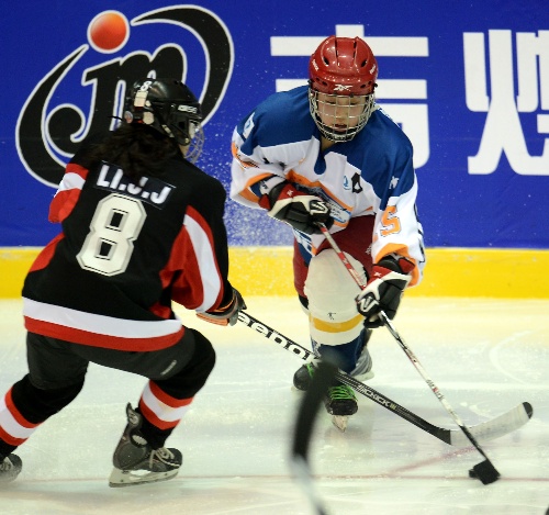 图文:冬运会女子冰球赛程 江雪带球过人-冬运会