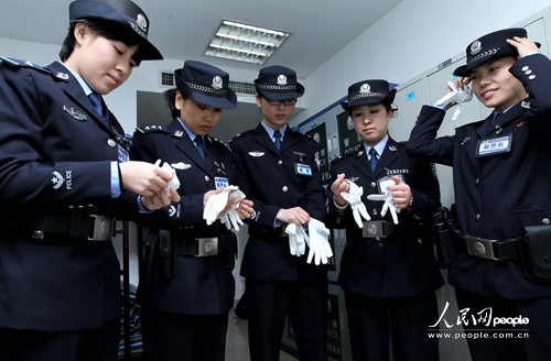 这支高速铁路女子乘警组是武汉铁路公安局从全局400多名女警中选拔