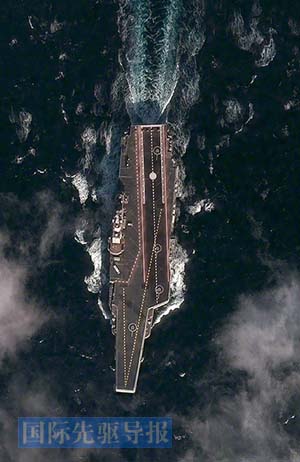 美国商业卫星拍摄到的据称是12月14日中国航母平台在黄海航行时的照片。路透社