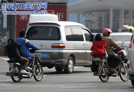 电动车载人开罚首日 街头载人现象没减少