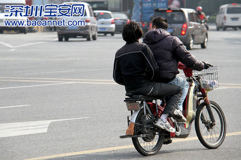 电动车载人开罚首日 街头载人现象没减少