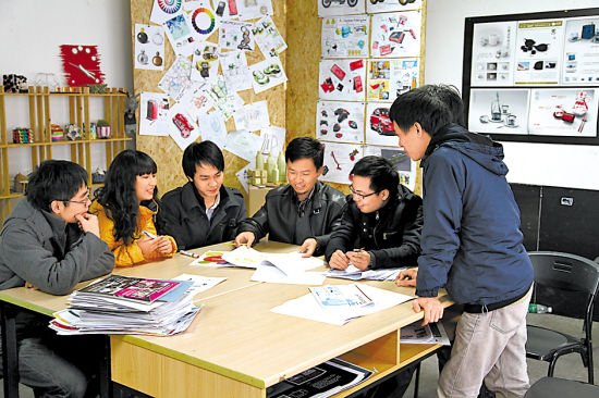 王金广副教授和viva团队正在进行设计探讨