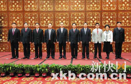 苏志佳当选广州市市政协主席 领导站着记者坐