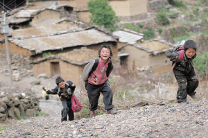 在昆明的山区,孩子们上学要走很远的山路.