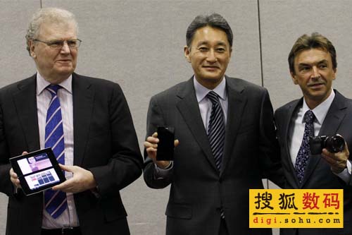 索尼集团CEO斯金格爵士、执行副总裁平井一夫和索尼电子总裁Phil展示最新的平板电脑、手机和数码相机