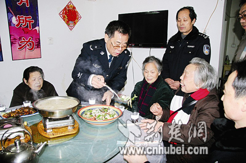 社区警察邓泽顺心系老人 32年自掏腰包请吃爱心团年饭(图)