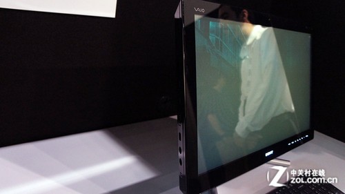 CES2012:索尼展出裸眼3D一体电脑(图)