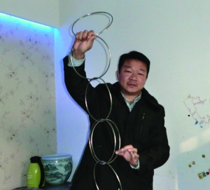 李茂泉:社区魔术师身手不凡 白纸变钞票,巧手串铁环,神!(组图)