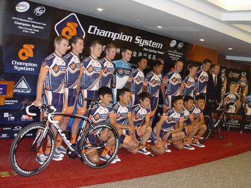 世界首支亚洲职业洲际自行车队在京隆重登场。(于红立摄)