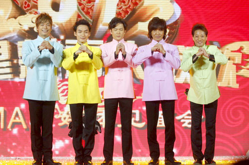 SMAP1月11日为了出演东方卫视的新年节目，现身上海。