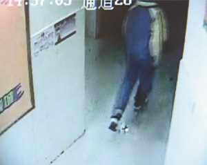 深圳新闻网   1月12日讯 男子佯装厕所门口等人,却趁四下无人溜进女厕