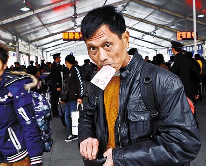 一家人广东打工6年未回老家过年 终于拿到站票