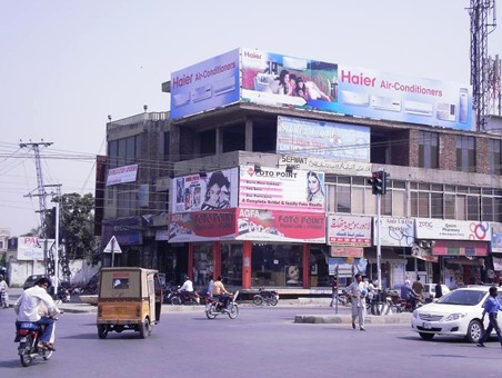 在巴基斯坦最繁华城市——拉合尔，海尔空调的巨型广告牌醒目抢眼
