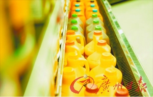 生产线中的橙汁。 资料图片