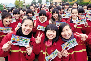 1月12日,南宁华光女中的30多名贫困女生,高兴