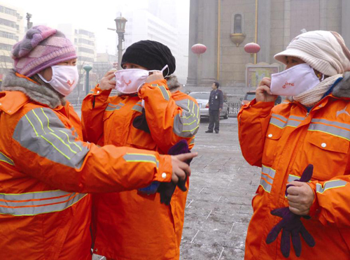 首府乌鲁木齐环卫工人戴上了暖心口罩