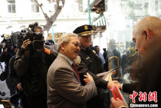 美国旧金山市长李孟贤在中国城派发安全红包