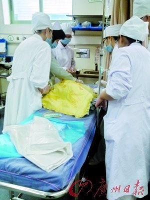 新生女婴被遗弃路边 头部遭动物啃食鼻子消失(图)