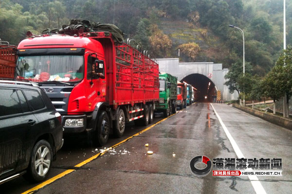 浏阳蕉溪岭隧道车厢刮擦墙壁致烟花掉落起火[图]