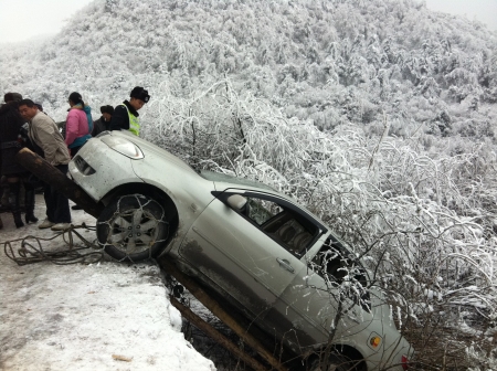 每年冬季,国道108线最让司机头疼的,就是泥巴山的雪和拖乌山的冰