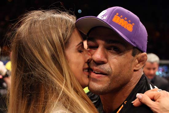 图文:UFC142贝尔福特战胜约翰逊 与妻子在一