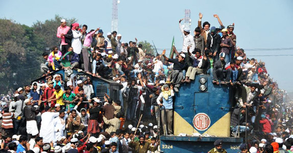 孟加拉国朝觐民众登上超载火车(图)