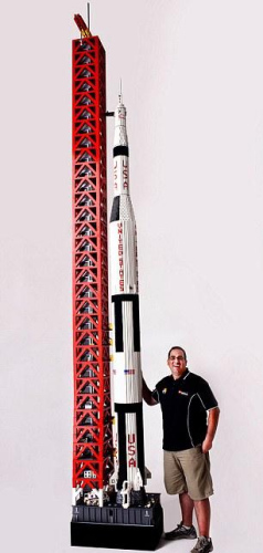 迈克诺特用乐高积木搭建的"土星5号"运载火箭模型高5.7米.