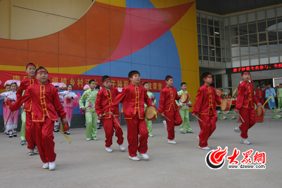 历城区唐官小学专门聘请当地老艺人教孩子们学跳鼓子秧歌,以传统的