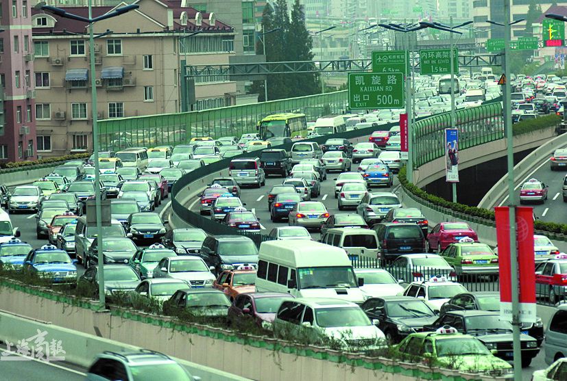 高架道路上周几乎全天都在拥堵.费沪生/摄影